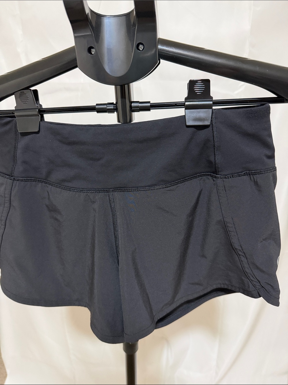 Lululemon Women’s On The Fly MR Short 2.6”.